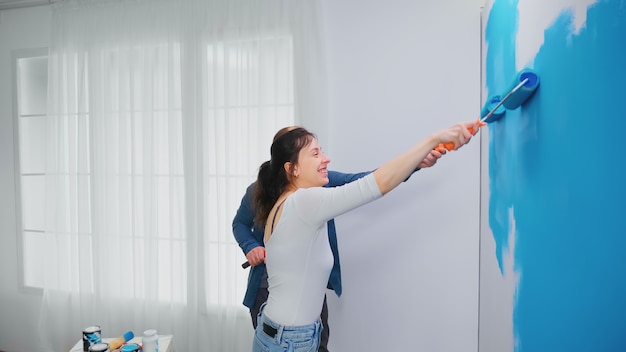 Готовка стен для покраски: заделка трещин и шлифовка поверхности